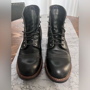 Red Wing 8114 Iron Ranger. size 10.5D